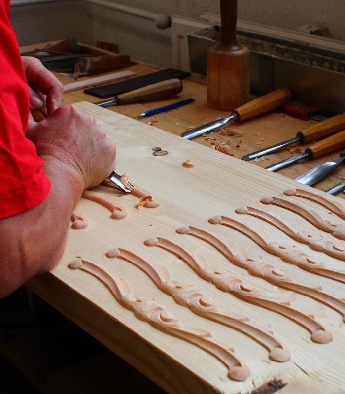 Photo of the work of the decoration of the Grand Piano Petrof P173 Breeze Chipendale