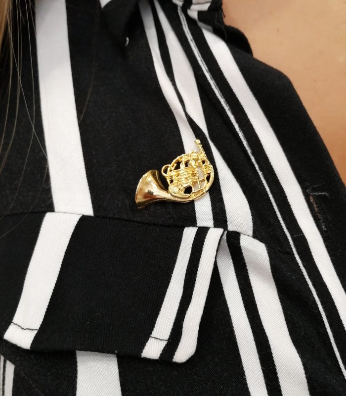 Photo of the Pin Ortolá 7775 FTP007 Horn Golden in a shirt