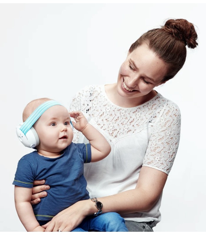 Mothe with a baby using the hearing protector Alpine model Muffy in blue color
