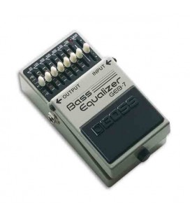 Foto a 3/4 do pedal de efeitos Boss GEB 7 Bass Graphic Equalizer
